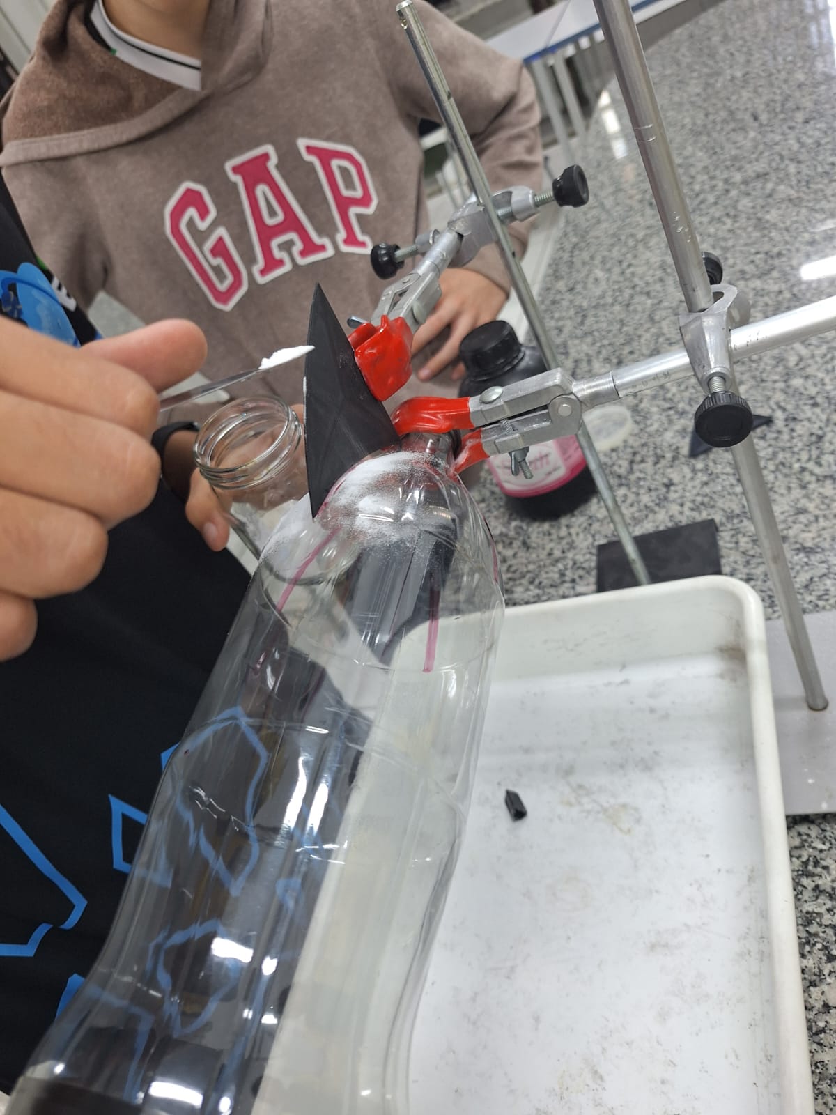 Montagem de aleta no corpo do foguete